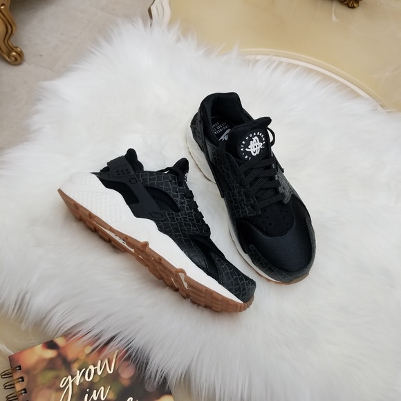 Nike Air Huarache Run Premium Women's Shoes - Picture 6 of 8